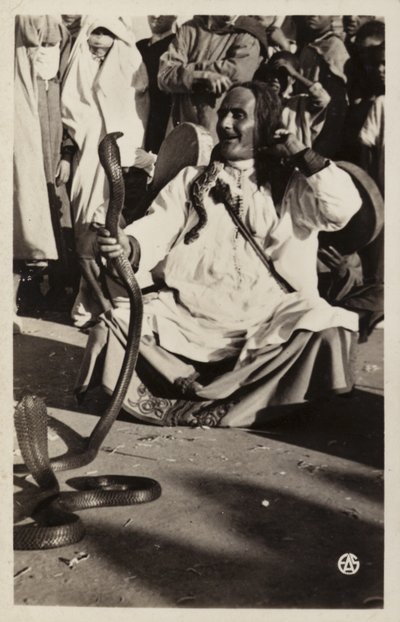 Szenen aus Nordafrika: Schlangenbeschwörer in den Souks von French Photographer