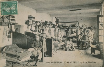 Soldaten des französischen 121. Infanterieregiments in ihrer Kaserne. Postkarte von 1913. von French Photographer