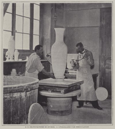 Spritzemaillieren einer Vase in der Porzellanmanufaktur Sevres, Frankreich von French Photographer