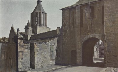 Surgeres, Stadttor und Kirchturm von French Photographer