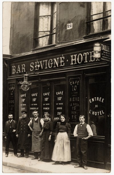 Die Front des Wein- und Hoteldebets, betrieben von M. Vaissade, in der Rue de Sevigne 22, Paris. Postkarte Anfang des 20. Jahrhunderts von French Photographer