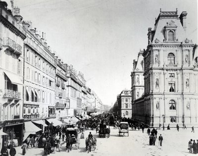 Die Rue de Rivoli und das neue Hôtel de Ville, ca. 1882 von French Photographer