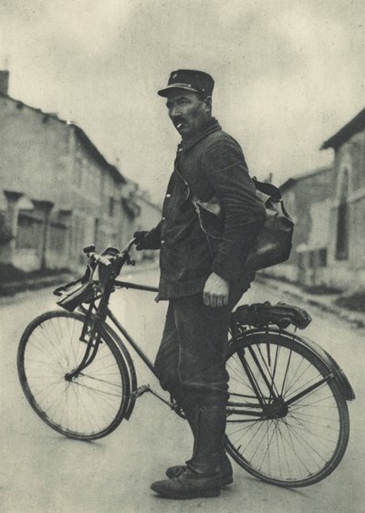 Dieser französische Postbote findet sein Fahrrad sehr nützlich von French Photographer