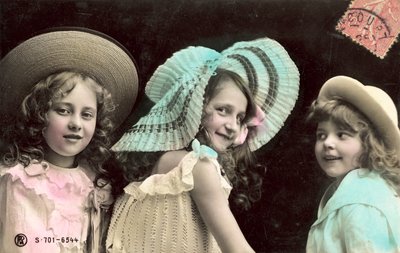 Drei junge Mädchen mit Hüten, lächelnd von French Photographer