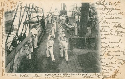 Auszubildende Matrosen an einer französischen Marineschule beim Boxunterricht an Deck. Postkarte gesendet im Jahr 1913 von French Photographer
