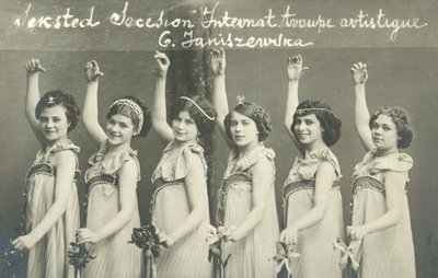 Truppe junger Tänzerinnen, lächelnd von French Photographer