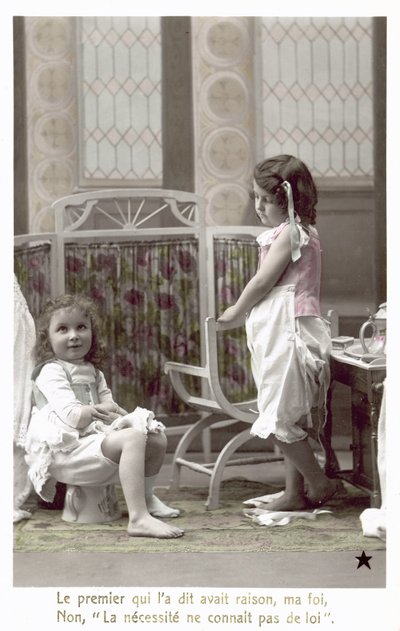 Zwei Mädchen im Kinderzimmer, eines sitzt auf dem Töpfchen von French Photographer