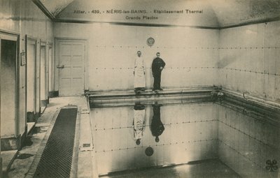 Zwei Männer stehen in den Thermalbädern in Neris les Bains in Frankreich. Postkarte gesendet im Jahr 1913 von French Photographer