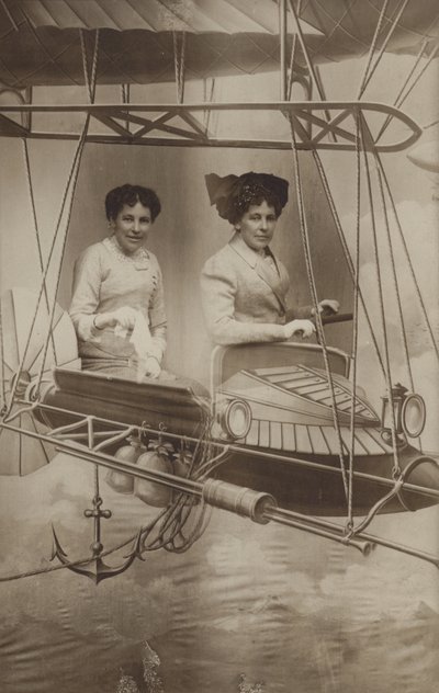 Zwei Frauen fliegen ein Flugzeug von French Photographer