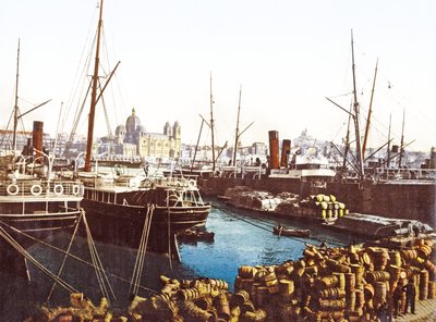 Weinfässer und Boote am Kai in Marseille mit der Kathedrale von Marseille im Hintergrund, veröffentlicht 1890-1900 von French Photographer