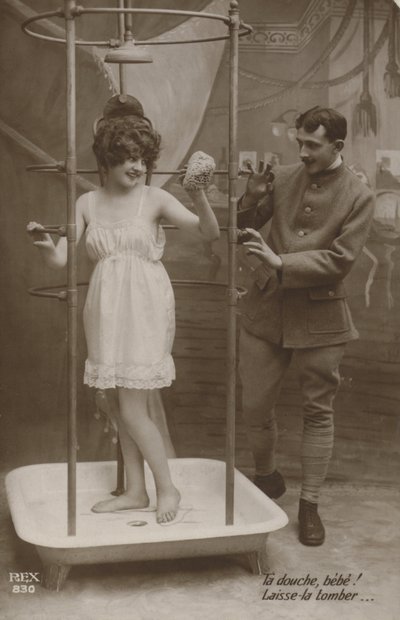 Frau unter der Dusche mit einem Soldaten von French Photographer