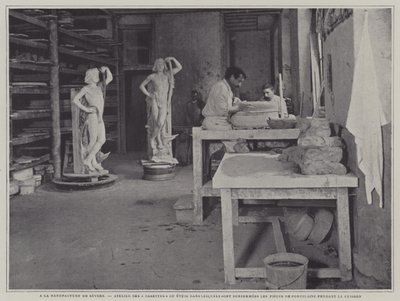 Werkstatt zur Herstellung von Behältern für Porzellanstücke während des Brennens in der Porzellanfabrik von Sèvres, Frankreich von French Photographer