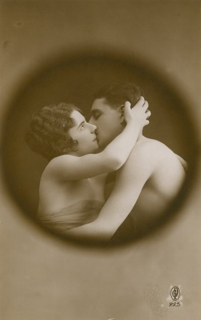 Junger Mann und Frau küssen sich durch ein Guckloch. Postkarte von 1913. von French Photographer