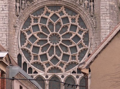 Außenansicht des nördlichen Rosettenfensters von French School