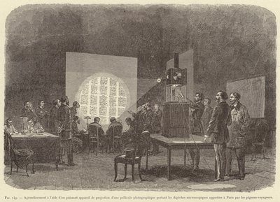 Vergrößerung mit Hilfe eines leistungsstarken Projektionsgeräts einer fotografischen Folie mit mikroskopischen Depeschen, die von Brieftauben nach Paris gebracht wurden von French School
