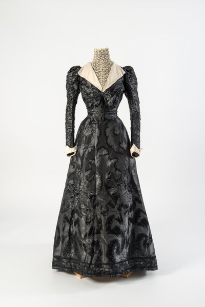 Schwarz gemustertes Seidenkleid mit hohem Kragen und cremefarbener Spitzenchemise, frühe 1890er Jahre von French School