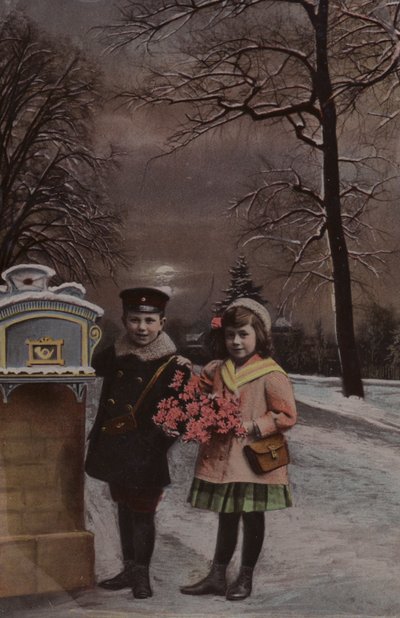 Junge und Mädchen im Schnee, kurz vor dem Einwerfen eines Briefes von French School