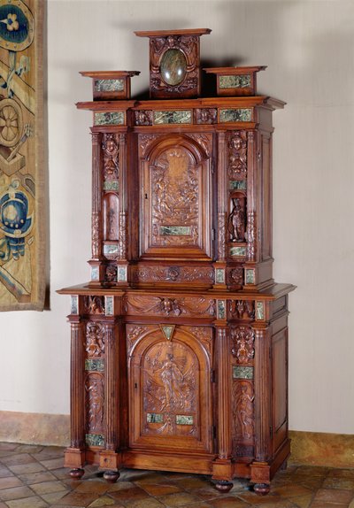 Schrank mit zwei Abschnitten und einer Doppeltür, die Actaeon darstellt, der sich in einen Hirsch verwandelt, und die Figur des Sieges von French School