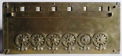 Rechenmaschine, erfunden von Blaise Pascal (1623-63) im Jahr 1642 (Holz und Metall) von French School