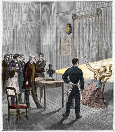 Katalepsie unter dem Einfluss von Licht - Der französische Neurologe Jean Martin Charcot (1825-1893) untersucht das Phänomen der Hypnose bei einem Patienten im Krankenhaus Salpêtrière mit einer Zauberlaterne - Katalepsie - Jean Martin Charcot (1825-1893),  von French School