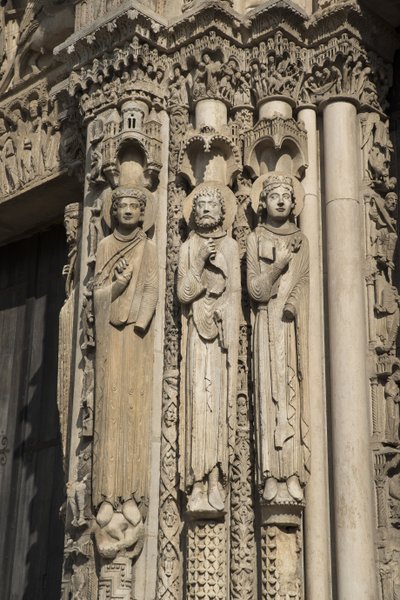 Kathedrale von Chartres, Detail der linken Büste der Bucht rechts vom Königstor, von links nach rechts, ein König, Roland, Ludwig VII. von French School