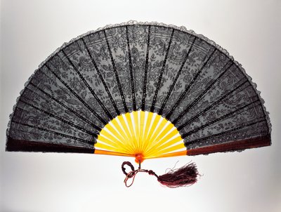 Chantilly-Spitzenhandfächer, maschinell gefertigte Spitze und blonde Schildpattrippen von French School