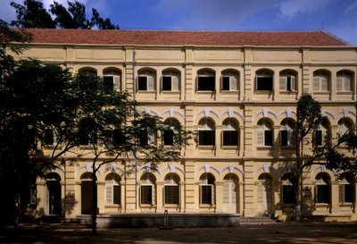 Kolonialarchitektur in Vietnam: Detail der Puginier-Schule, christliche Schule gegründet von Monsignore Puginier, erbaut 1898, Militärstil-Architektur von French School
