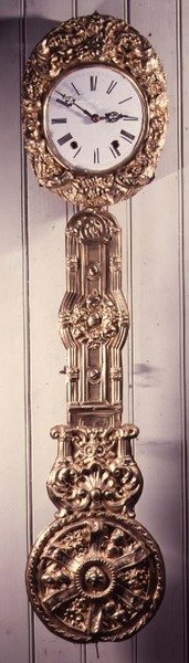 Comptoise-Uhr mit gepresstem Messingrahmen um das Zifferblatt und Detail des Pendels von French School