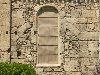 Ansicht eines zugemauerten alten Fensters von French School
