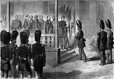 Expedition nach Mexiko (1861-1867): Napoleon III. (1808-1873) übergibt den Sergeanten der Grenadierregimenter die von der französischen Armee in Mexiko erbeuteten Fahnen von French School