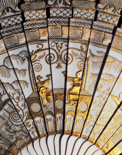 Fächer mit Chinoiserie in Elfenbein, goldenen Pailletten und Seidensatin-Paspelierung von French School