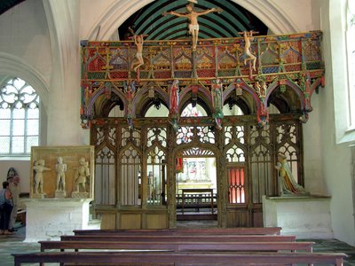 Innenansicht der Kapelle mit dem bemalten Lettner von French School