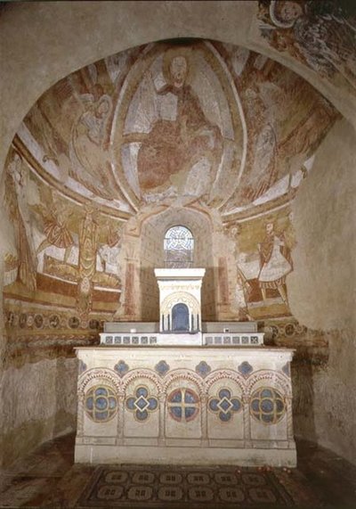 Innenansicht des Chors mit Christus in Majestät, die Kreuzigung von Petrus und andere Szenen von French School