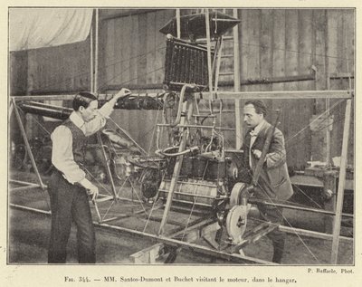 MM Santos-Dumont und Buchet besichtigen den Motor im Hangar von French School