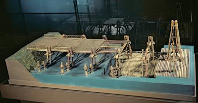 Modell einer Brücke über den Rhein, gebaut von Julius Caesar (101-44 v. Chr.) im Jahr 55 v. Chr. von French School
