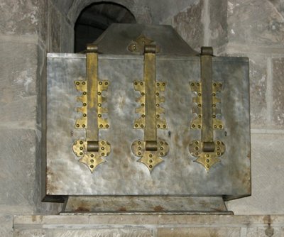 Reliquiar mit den Reliquien des Heiligen Benoit, in die Krypta gelegt im Jahr 1108 von French School