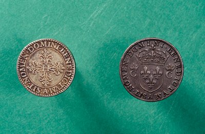 Rückseite von Münzen: unten, halber Franc-Silbermünze mit dem Bildnis von Heinrich III., König von Frankreich von French School