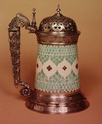 Rudolfi-Krug mit Elfenbeinkörper, eingelegt mit Türkisen, montiert in Silber und besetzt mit Rubinen, Paris, um 1855 von French School