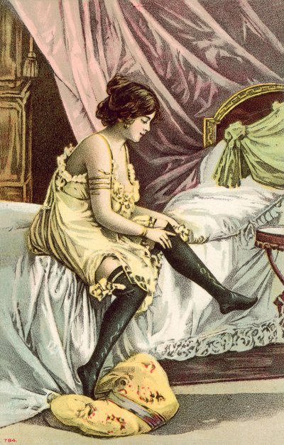 Halbnacktes Mädchen, sitzt auf dem Bett und richtet ihre Strümpfe von French School