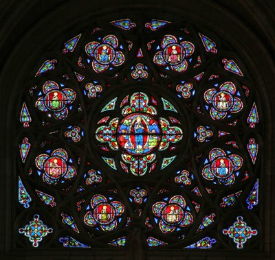 Das südliche Rosenfenster mit der Himmelfahrt der Jungfrau Maria (Glas modern; Steinwerk 15. und 20. Jahrhundert) von French School