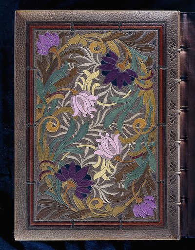 Oberer Buchumschlag, mit semi-naturalistischem Design von Lotus- und Geißblattblüten, 1886 von French School