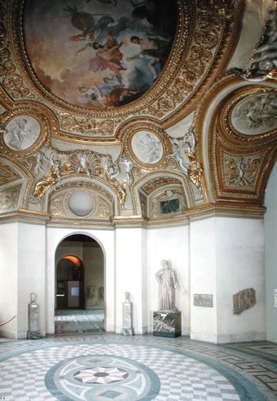 Ansicht der Mars-Rotunde mit Stuckfiguren von Michel Anguier von French School
