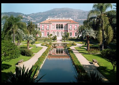 Ansicht der Fassade und Gärten der Villa Ile-de-France, erbaut 1905-12 von French School
