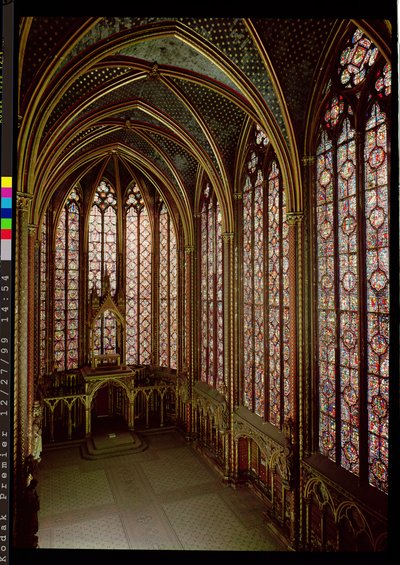 Ansicht der Buntglasfenster in der oberen Kapelle, 1246-48 von French School