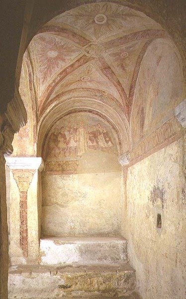 Ansicht des westlichen Teils der Krypta mit Wandmalereien, die zwei Episoden aus dem Martyrium des hl. Stephanus darstellen von French School