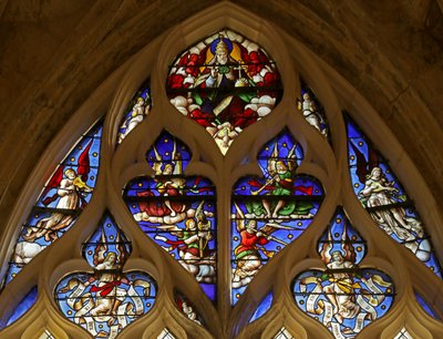 Fenster, das Gott den Vater mit dem Heiligen Geist, Seraphim und Engelmusikern darstellt von French School