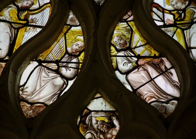 Fenster mit der Darstellung von Musizierenden Engeln mit Orgeln und Harfen von French School