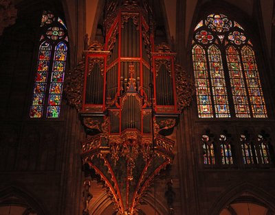 Fenster mit Blick auf die Nordseite des Kirchenschiffs mit der Orgel und den Obergadenfenstern von French School