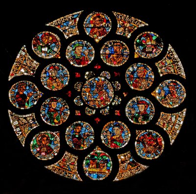 Fenster w108 mit dem Neuen Bund: oben Christus (Alpha und Omega), dann die vier Symbole der Evangelisten, zwei Tugenden an den äußeren Enden und die Ar... von French School