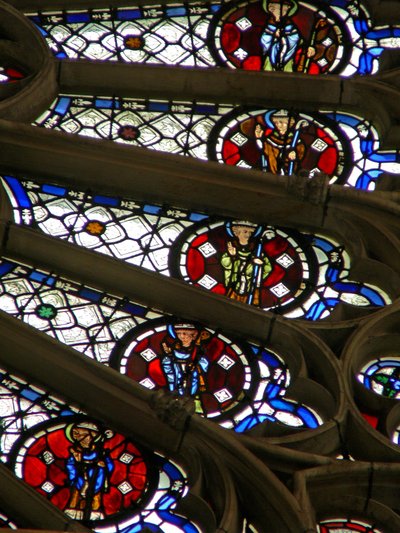 Fenster w121, Darstellung von Bischöfen, Königen, Märtyrern in einem Abschnitt des Rosenfensters von French School
